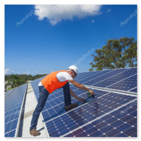 Técnico a instalar painéis solares térmicos