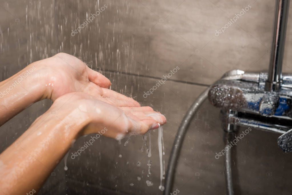 Duche com água quente confortável