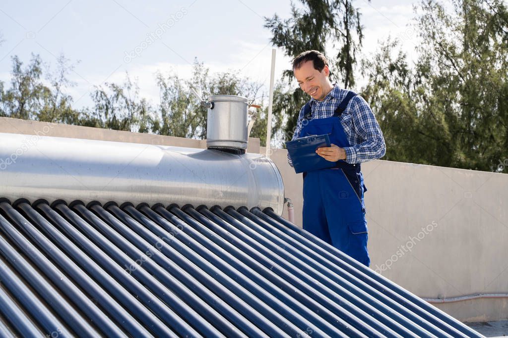 Técnico a analisar o telhado de uma casa