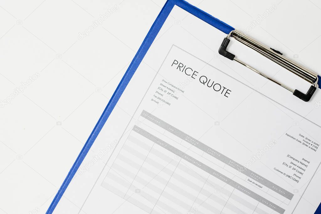 Pessoa a preencher um pedido de orçamento com uma calculadora