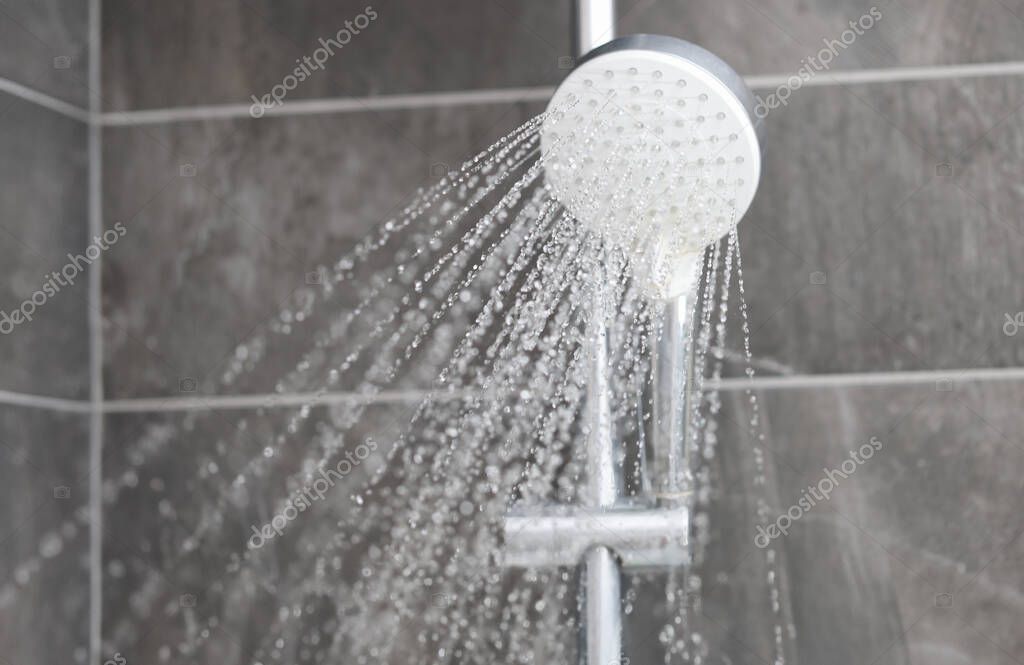Pessoa a tomar duche com água quente e confortável
