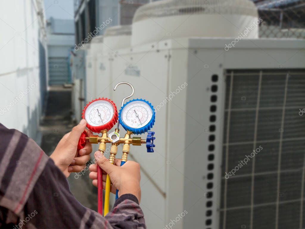 Técnico especializado a trabalhar numa caldeira
